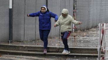 Calles mojadas el centro rosarino.
