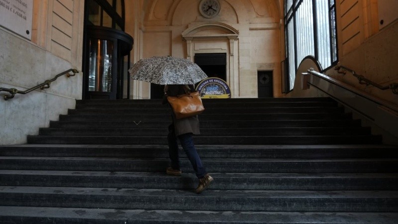 Calles mojadas el centro rosarino.