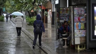 Calles mojadas el centro rosarino.