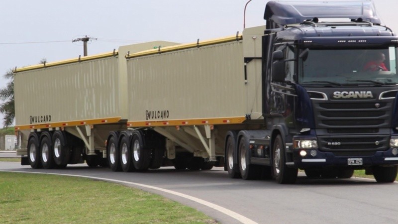 El Gobierno liberó la circulación de camiones bitrenes en todo el país.