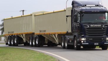 El Gobierno liberó la circulación de camiones bitrenes en todo el país.