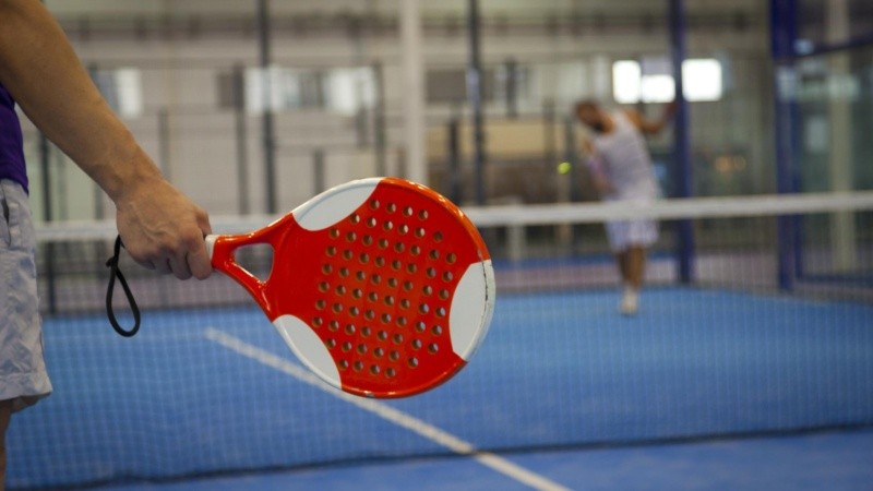 La ausencia de preparación física en cuanto a fuerza, flexibilidad y gesto deportivo, puede implicar riesgo de lesiones.