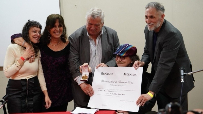 Charly y su diploma.