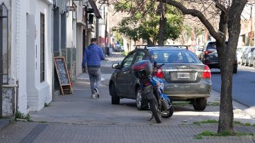Un auto y una moto obstaculizando el paso en una vereda del barrio Abasto hace unos días.