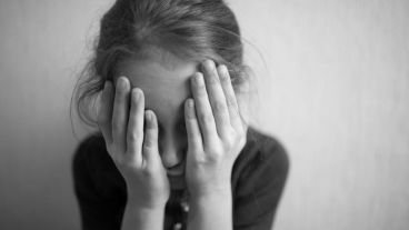 La sobreexposición a pantallas, agendas escolares recargadas, presión por el rendimiento, exceso de actividades y un contexto familiar o social con alto nivel de estrés predisponen a los niños a este tipo de crisis.