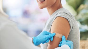 El documento establece las vacunas obligatorias y gratuitas que abarcan todas las etapas de la vida.