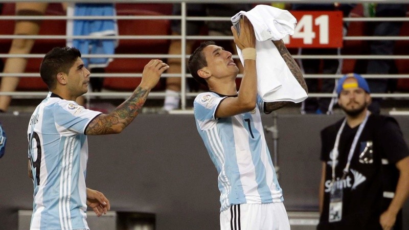 Banega sonríe y Di María, emocionado, festeja un gol en la Copa América 2016: esa semana había muerto su abuela en Rosario.