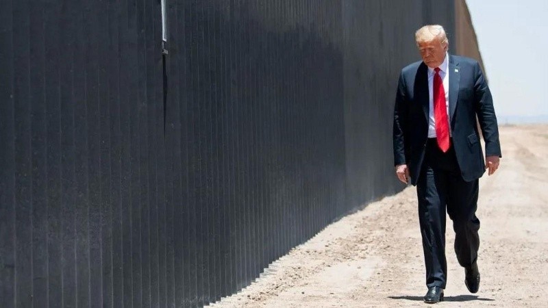 El muro fronterizo fue uno de los símbolos de campaña del primer mandato de Donald Trump en materia de políticas migratorias.
