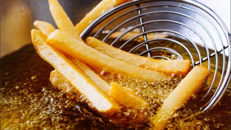 Más de la mitad de los argentinos que cocinan frituras no separa correctamente el aceite usado.