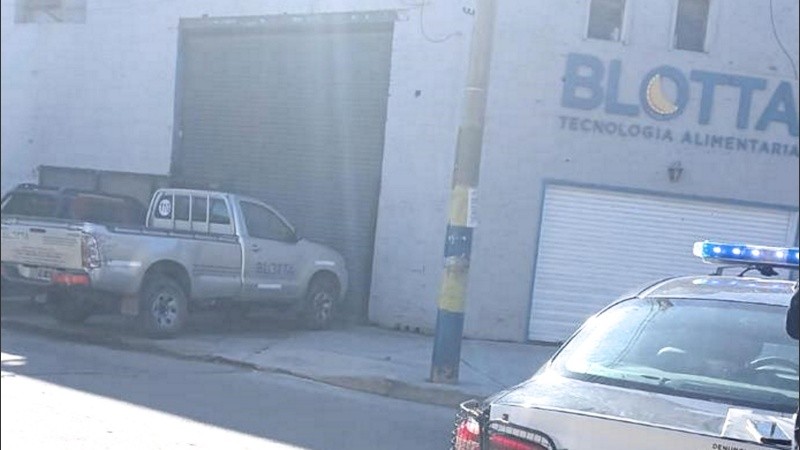 La policía preservó la escena del ataque frente a la pyme del noroeste.