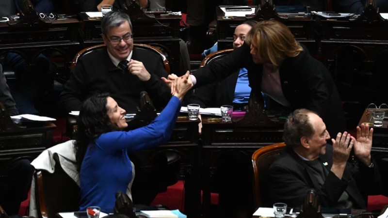 La oposición reunió los dos tercios necesarios y encendió alarmas en el bloque libertario