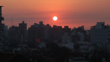 Con la modificación, se debería adelantar una hora los relojes en todo el país. Como consecuencia directa, amanecería y anochecería una hora más tarde.