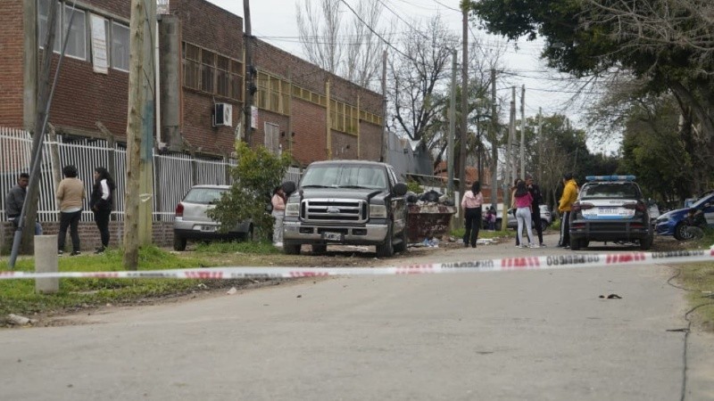 Estupor frente a la escuela en la que falleció el trabajador