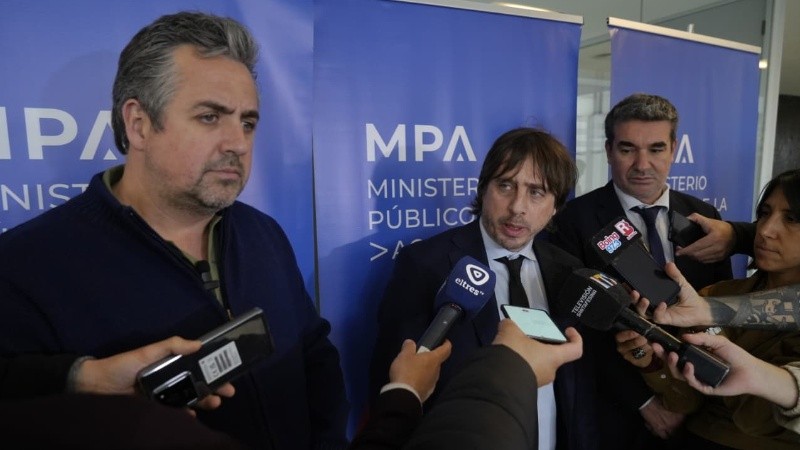 El fiscal y el ministro dieron detalles de la balacera que fue precuela de los crímenes de trabajadores en marzo de 2024.