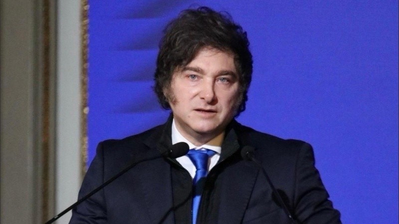 Milei también cuestionó que el kirchnerismo “se muestre como alternativa de solución cuando en realidad fue responsable de los problemas”.