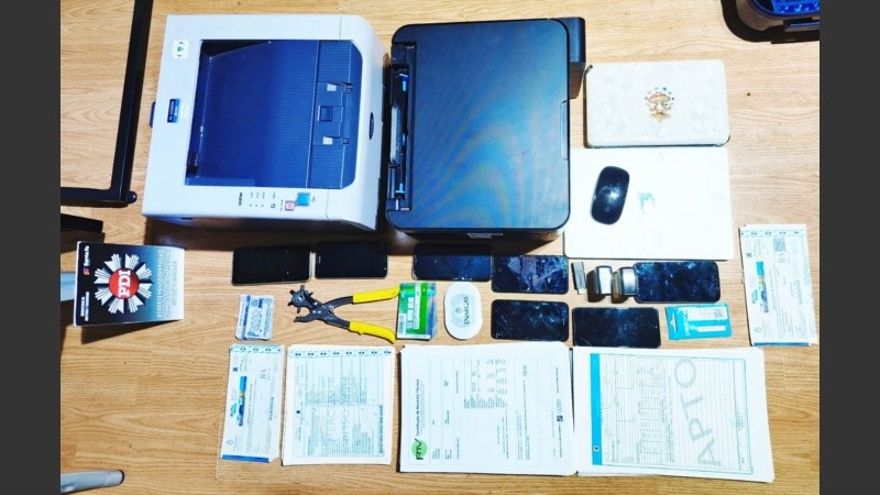 El falsificador fue detenido en la vía pública y luego allanado en barrio Martin.