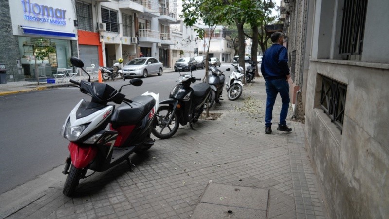La invesión de motos es frecuente en veredas del centro.