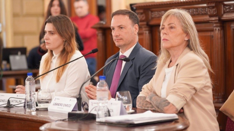 Lionella Cattalini (PS) y Lisandro Enrico (UCR), negociadores clave de Unidos, junto a Alicia Azanza (Somos Vida).