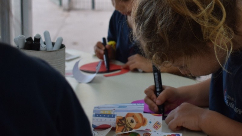 La escuela cuenta con nivel inicial, educación primaria y secundaria.