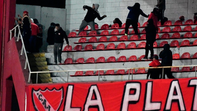 Mientras tanto, la dirigencia trabaja a contrarreloj para conseguir un estadio fuera de la Provincia de Buenos Aires donde disputar el partido ante Platense.