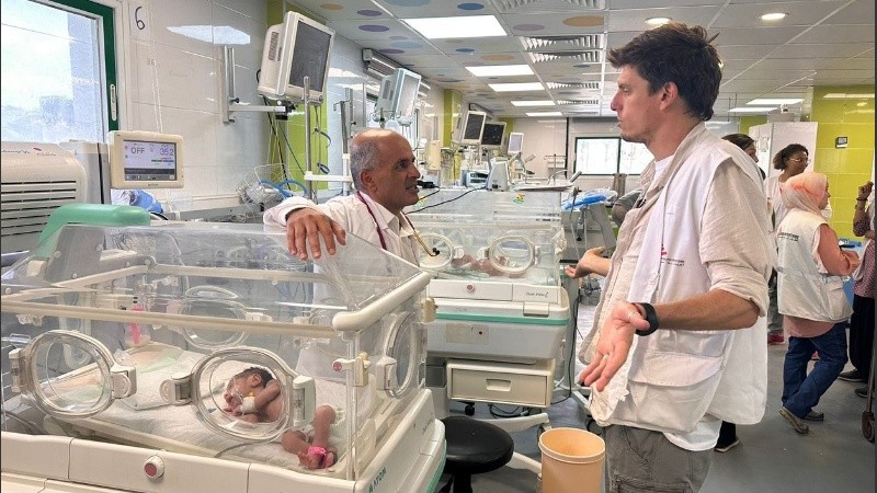 Paulo Milanesio (derecha) junto a un empleado en el área de neonatología del hospital reconstruido.