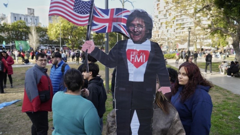 Sindicatos y movimientos sociales marcharon desde plaza Sarmiento a Corrientes y Rioja.