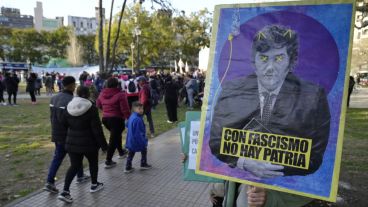 Sindicatos y movimientos sociales marcharon desde plaza Sarmiento a Corrientes y Rioja.