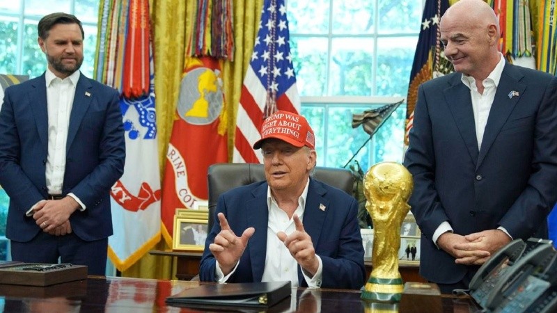 Gianni Infantino se reunió con Donald Trump de cara al Mundial 2026 y lo dejó sostener la Copa del Mundo.