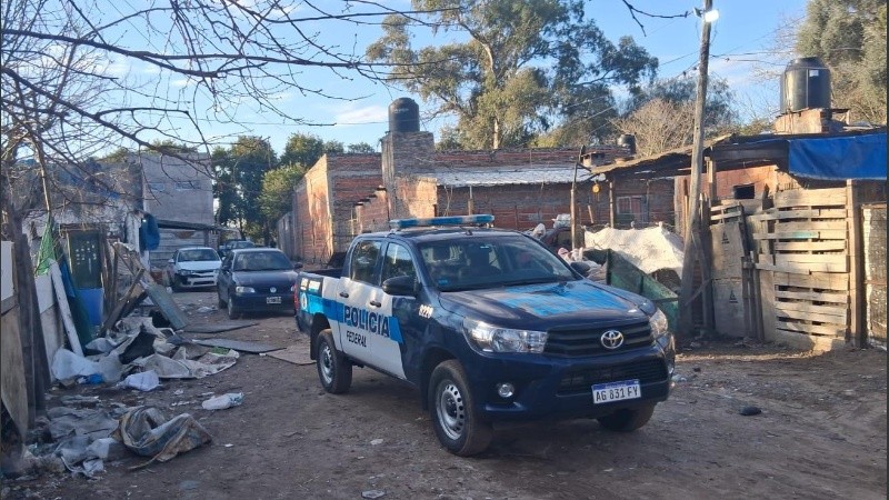 La Policía Federal realizando un operativo en la zona de Camino Piamonte.