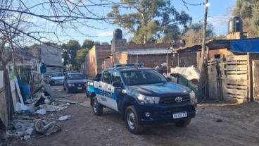 La Policía Federal realizando un operativo en la zona de Camino Piamonte.