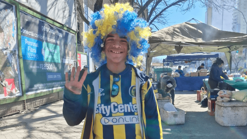 Francesco feliz, repartiendo bocadillos en inmediaciones del Gigante.