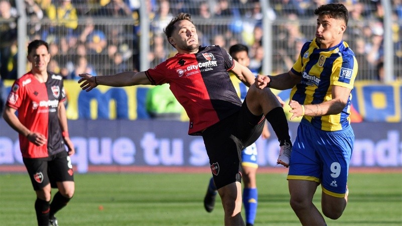 Martino y Véliz meten como todos, en el primer tiempo muy peleado.