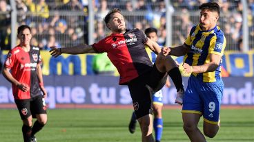 Martino y Véliz meten como todos, en el primer tiempo muy peleado.