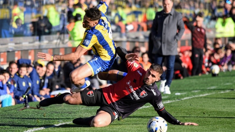 Noguera lo atendió a Véliz y se llevó la primera amarilla de la tarde en Arroyito.