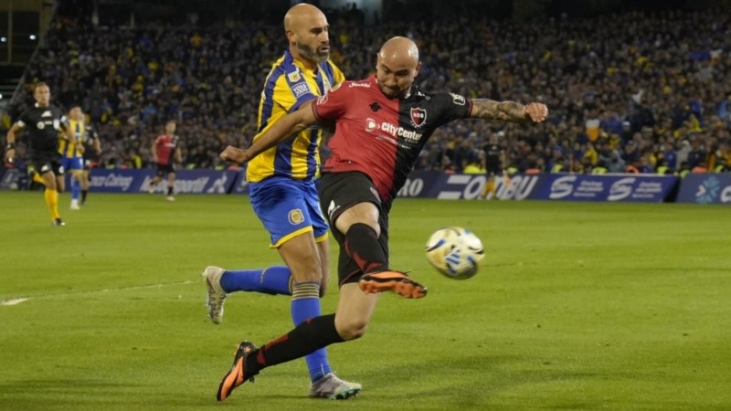 Cocoliso González remata con la marca de Quintana encima: su disparo se fue apenas desviado por arriba.