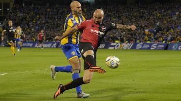 Cocoliso González remata con la marca de Quintana encima: su disparo se fue apenas desviado por arriba.