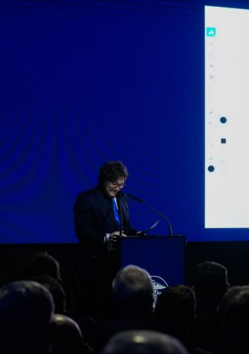 Milei en Rosario: el dibujo de la economía, el dardo envenenado por el escándalo de los medicamentos y el "fin del mundo"