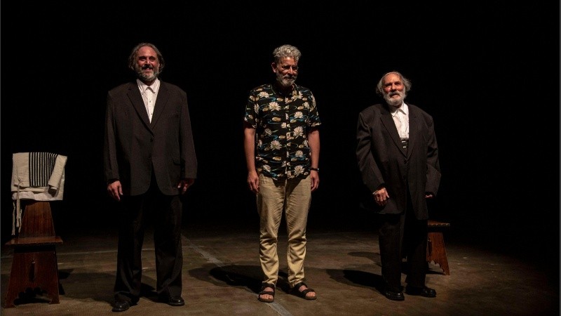 Martín Fumiato, Ricardo Arias (director) y Naum Krass en el saludo de una de las funciones de 