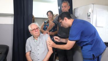 La vacunación antigripal comenzó con el personal de salud.