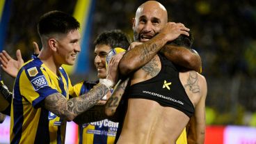 Quintana y su abrazo a Di María después del golazo de Fideo en el clásico ante Newell's.