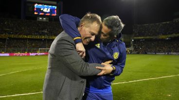 La felicidad del cuerpo técnico auriazul luego del partido del sábado.