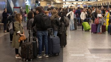 La cantidad de argentinos que viajaron al exterior pegó un salto en julio y la balanza turística volvió a marcar un saldo negativo.