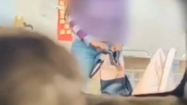 Una docente quedó filmada mientras robaba dinero del bolso de una de sus alumnas en Victoria.