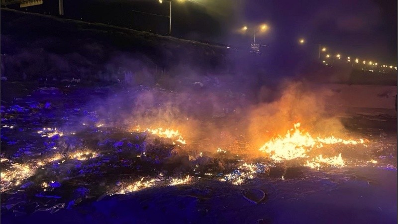 Uno de los focos producidos por basura que arrojaron a la vera de la Circunvalación.
