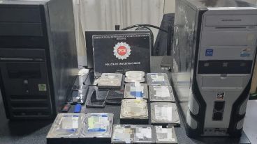 Se secuestraron celulares, discos rígidos, computadoras y otros dispositivos de almacenamiento.