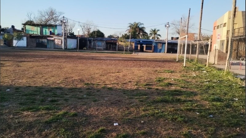 La canchita de fútbol que anoche fue escenario de una balacera.