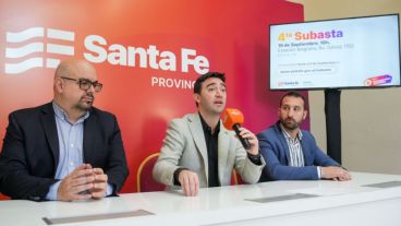 Entre los vehículos a rematar hay autos, pick-ups, motos y un cuatriciclo.