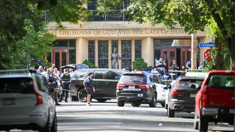 La policía intervino tras el tiroteo en la Escuela Católica Annunciation en Minneapolis, Minnesota.