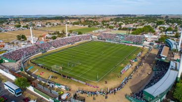 En el estadio Eva Perón de Junín entran cerca de 23 mil espectadores.