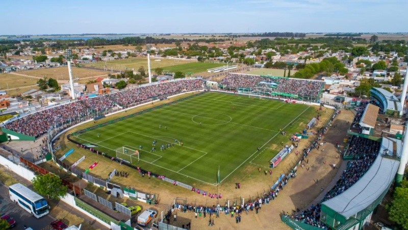 En el estadio Eva Perón de Junín entran cerca de 23 mil espectadores.